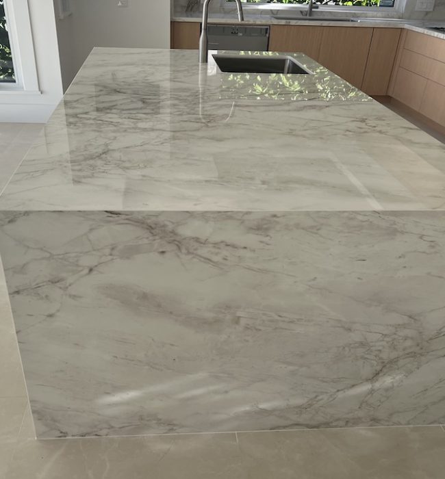 Side view of Dekton porcelain island showcasing veining detail