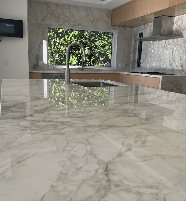 Side view of Dekton porcelain island showcasing veining detail