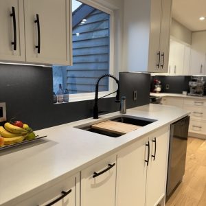 Modern North Vancouver kitchen with full Quartz backsplash and island by Artin Stone Co.